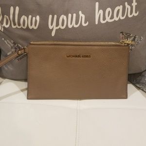 Wristlet wallet clutch